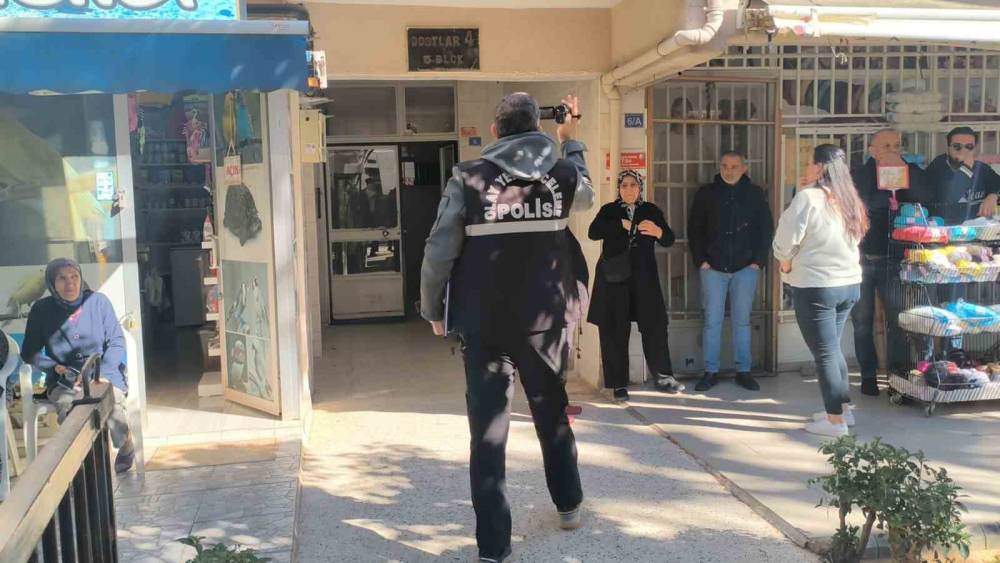 Yanındaki kadını &ouml;ld&uuml;r&uuml;p aynı silahla intihar etti
