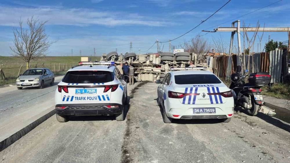 Sultangazi&rsquo;de beton mikseri devrildi: S&uuml;r&uuml;c&uuml; yaralandı
