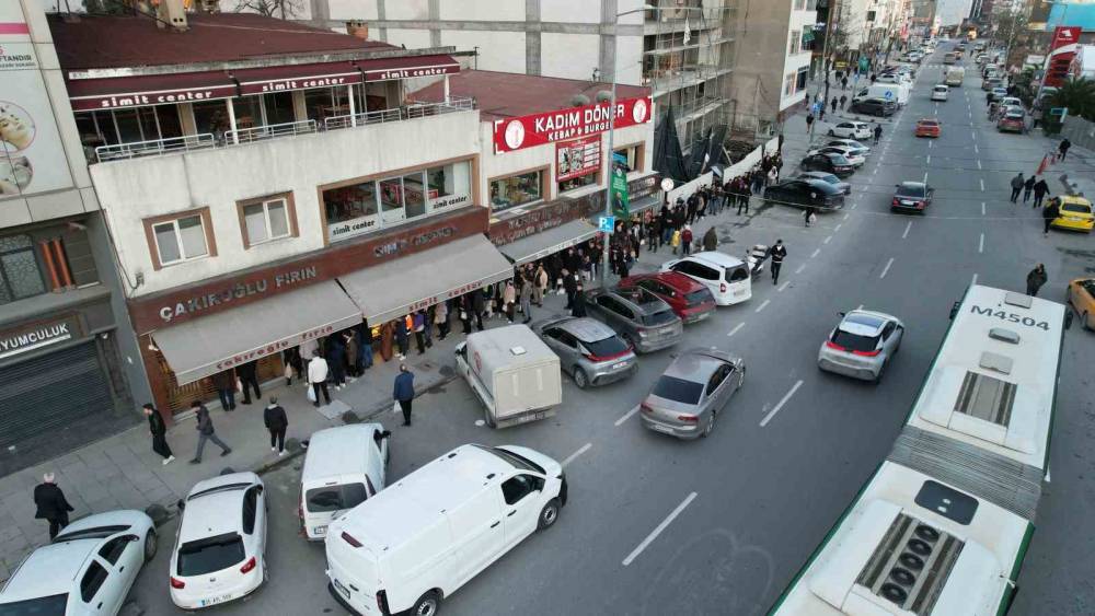 İstanbul&rsquo;da ilk iftarda pide kuyruğu havadan g&ouml;r&uuml;nt&uuml;lendi
