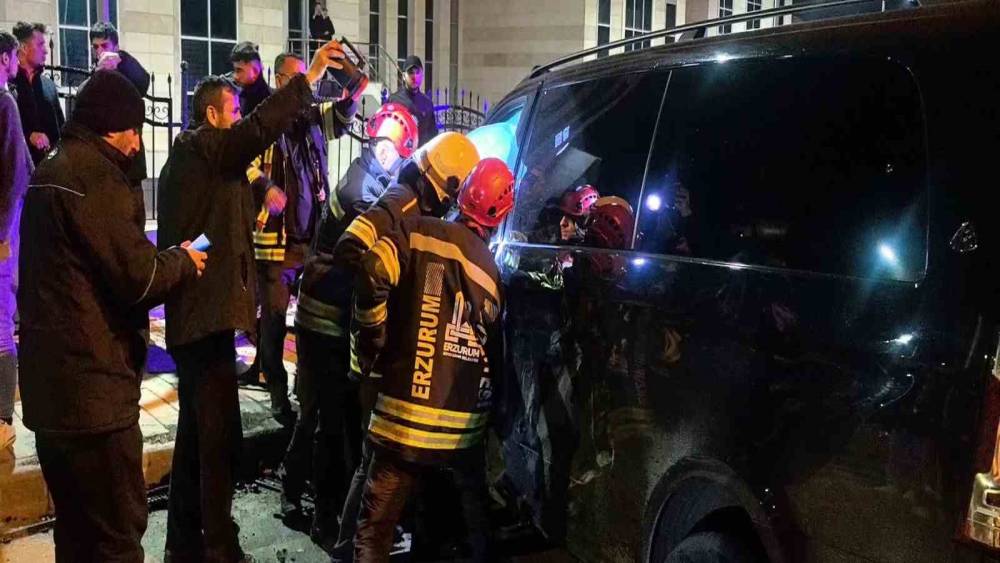 Erzurum&rsquo;da feci kaza: Kavşak adeta savaş alanına d&ouml;nd&uuml;
