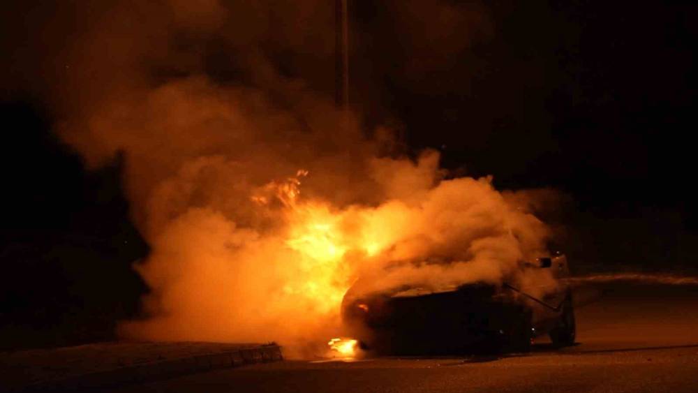 Bayram i&ccedil;in yeğeninden emanet aldığı ara&ccedil; alev alev yandı
