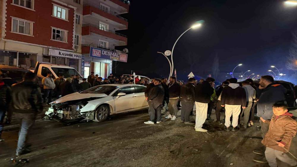 Muradiye&rsquo;de otomobil ve kamyonet &ccedil;arpıştı: 2 yaralı
