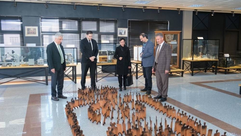 Atat&uuml;rk &Uuml;niversitesi Araştırma Hastanesi M&uuml;zesi&rsquo;nde anlamlı sergi: "Maske, Mesafe, Temizlik"
