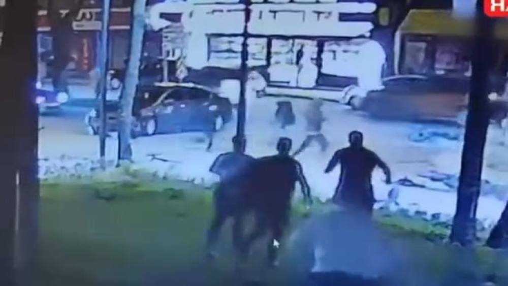 Motosikletlinin metrelerce s&uuml;r&uuml;klendiği feci kaza kamerada
