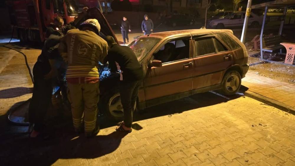 İskenderun&rsquo;da otomobiL yangını
