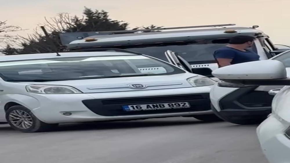 Bursa&rsquo;da trafikte yol verme kavgası kamerada
