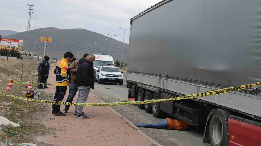 Tırın altında &ouml;l&uuml; bulundu
