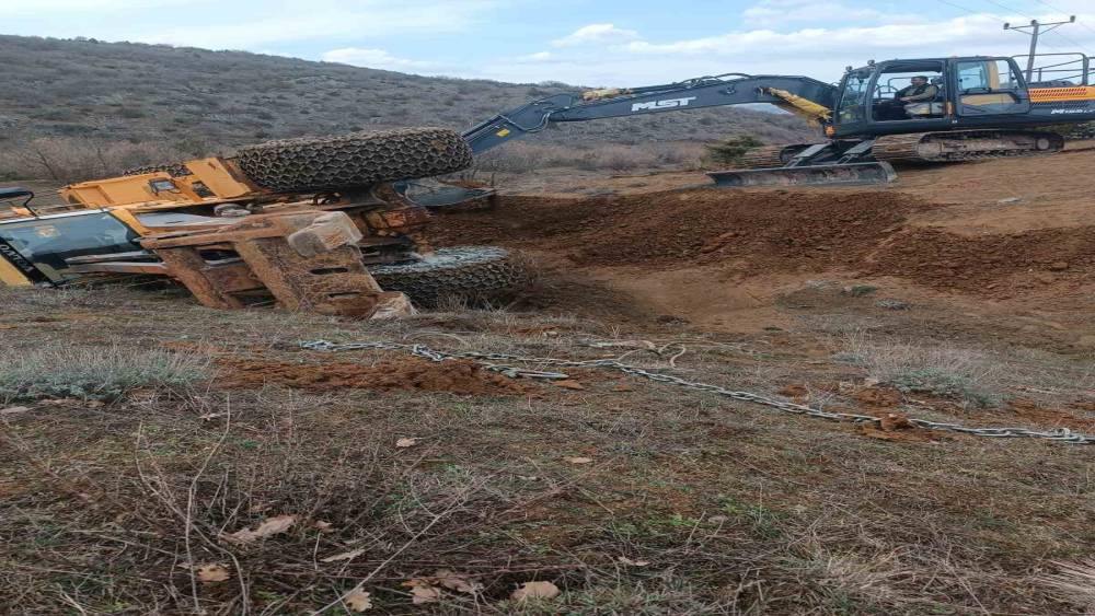 Tokat&rsquo;ta u&ccedil;uruma yuvarlanan trakt&ouml;r&uuml; kurtarmaya giden kep&ccedil;e de devrildi
