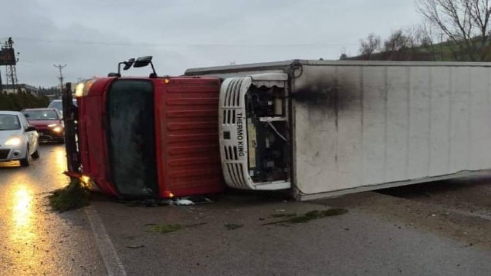 Bursa&rsquo;da direksiyon hakimiyetini kaybeden s&uuml;r&uuml;c&uuml; fabrikaya &ccedil;arptı: 2 yaralı
