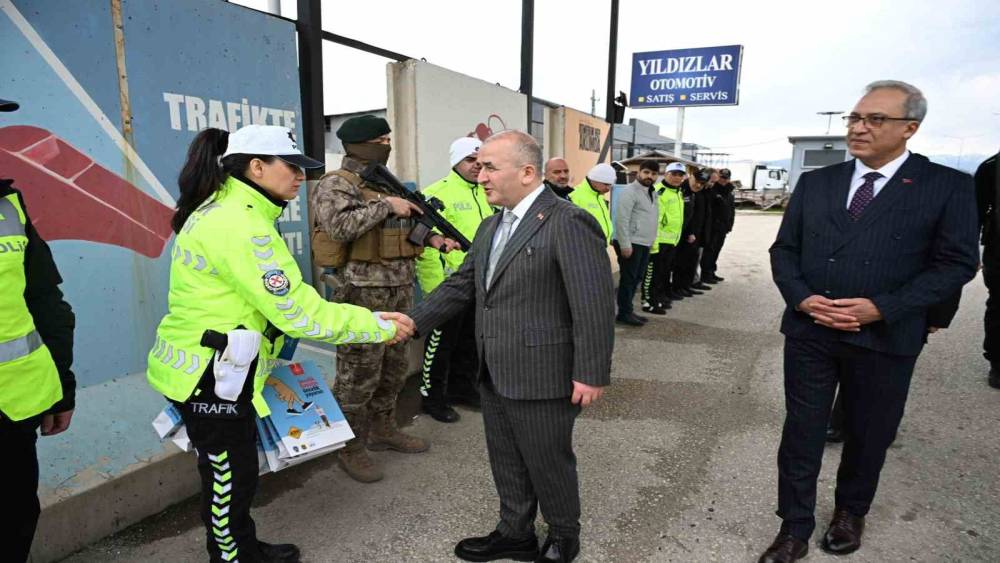 Vali Hatipoğlu, uygulama noktalarında g&uuml;venlik g&uuml;&ccedil;leri  ve vatandaşlarla bayramlaştı
