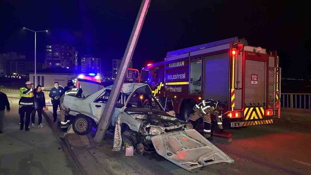 Otomobil aydınlatma direğine &ccedil;arptı: 1&rsquo;i ağır, 2 yaralı
