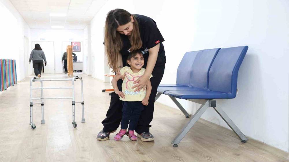 Ada Su&rsquo;nun 2 yıl s&uuml;ren fizik tedaviyle ilk adımlarını atması y&uuml;rekleri ısıttı
