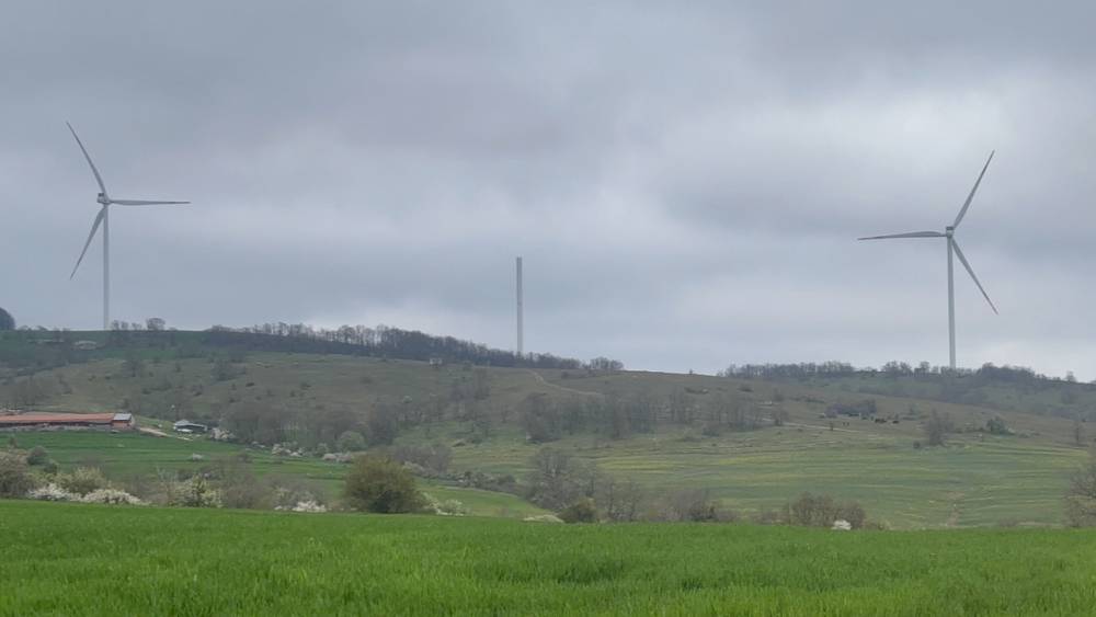 Sınır hattında r&uuml;zgar t&uuml;rbini par&ccedil;alandı: Şiddetli r&uuml;zgar k&ouml;yde paniğe yol a&ccedil;tı
