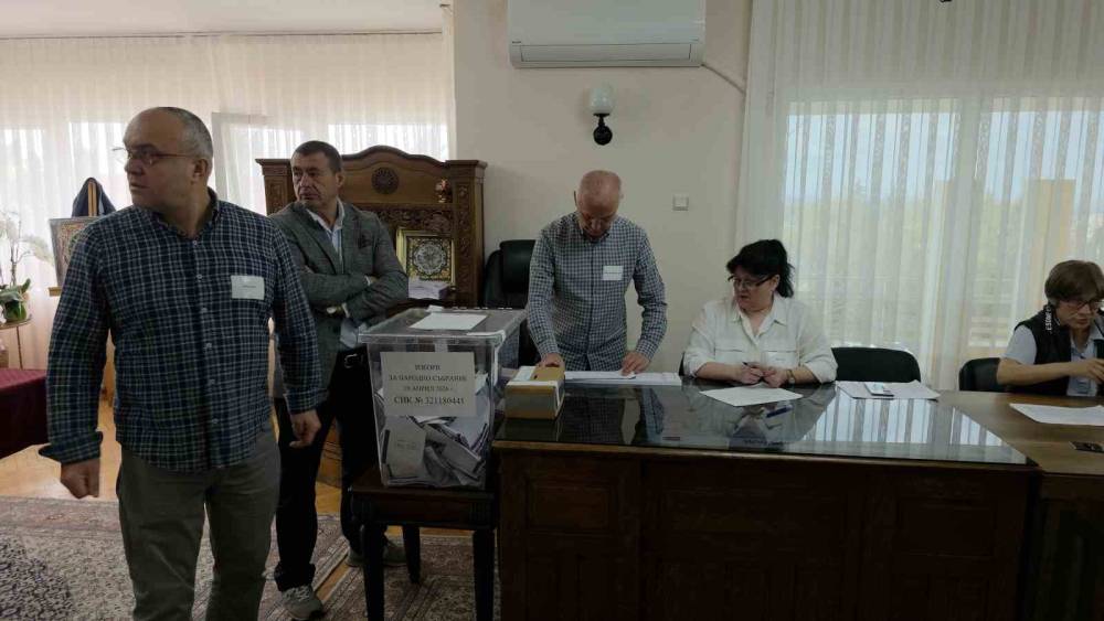 Edirne&rsquo;de &ccedil;ifte vatandaşlar Bulgaristan se&ccedil;imleri i&ccedil;in sandık başında
