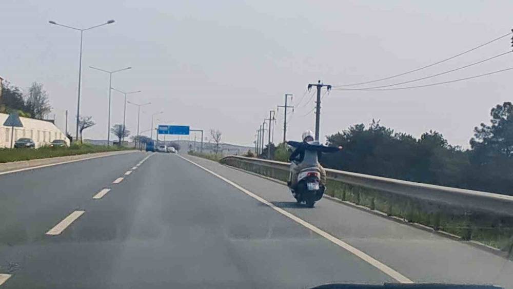 Kırıkkale&rsquo;de motosiklette kasksız &ccedil;ocuğun tehlikeli yolculuğu kamerada
