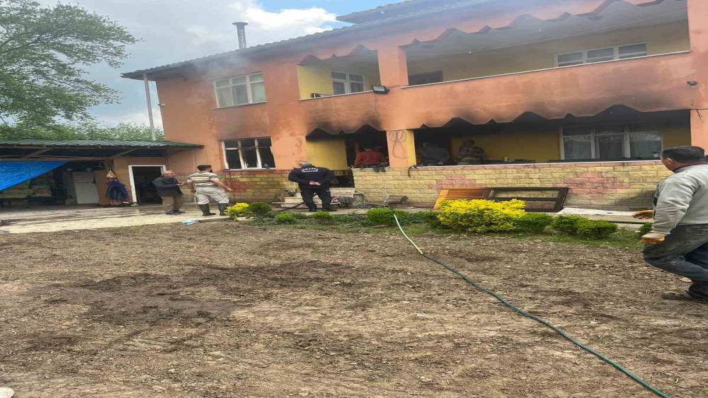 İki katlı evin mutfağında &ccedil;ıkan yangın paniğe neden oldu
