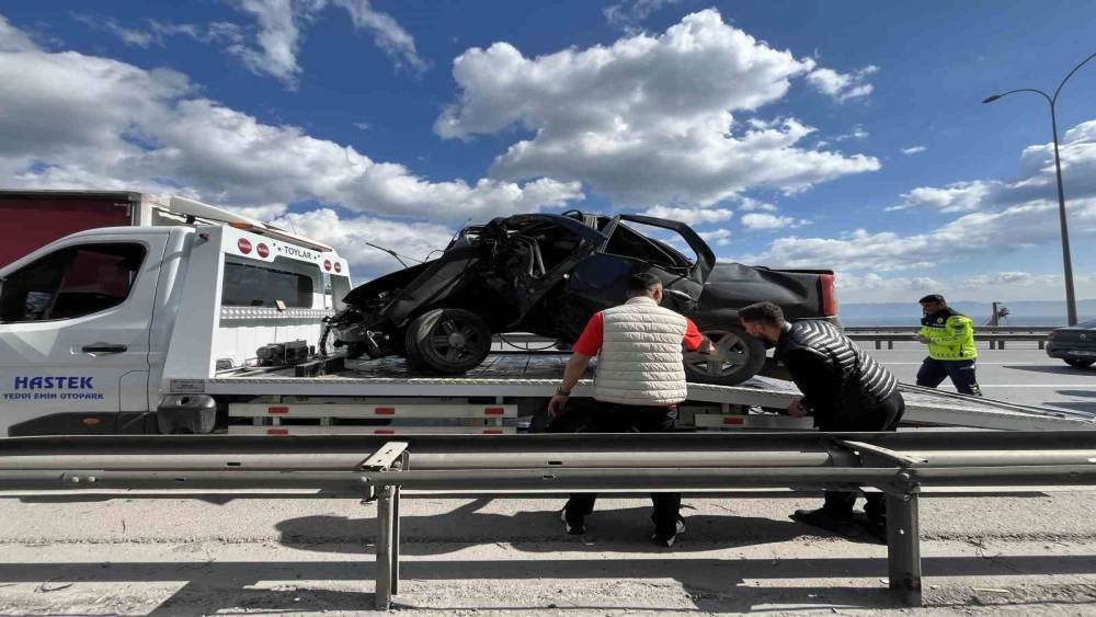 TEM&rsquo;de otomobil y&ouml;n levhasına saplandı: 1 kişi yaralandı
