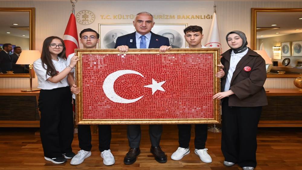 Bakan Ersoy, 19 Mayıs&rsquo;ta gen&ccedil; sanat&ccedil;ıları bakanlıkta ağırladı
