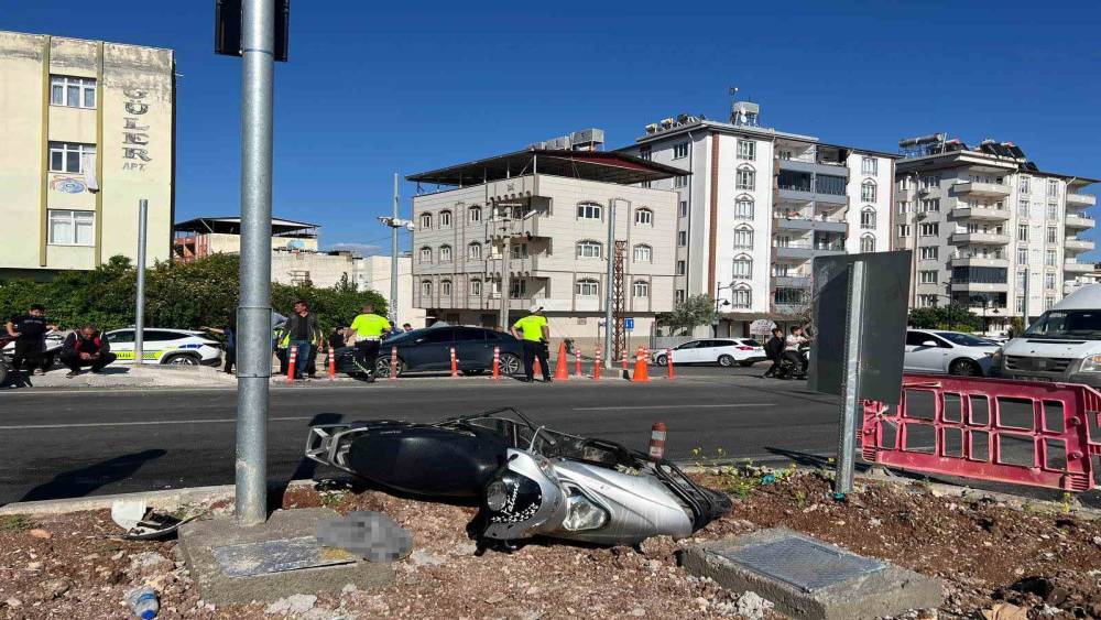 Kamyonet ile motosiklet &ccedil;arpıştı: 3 yaralı
