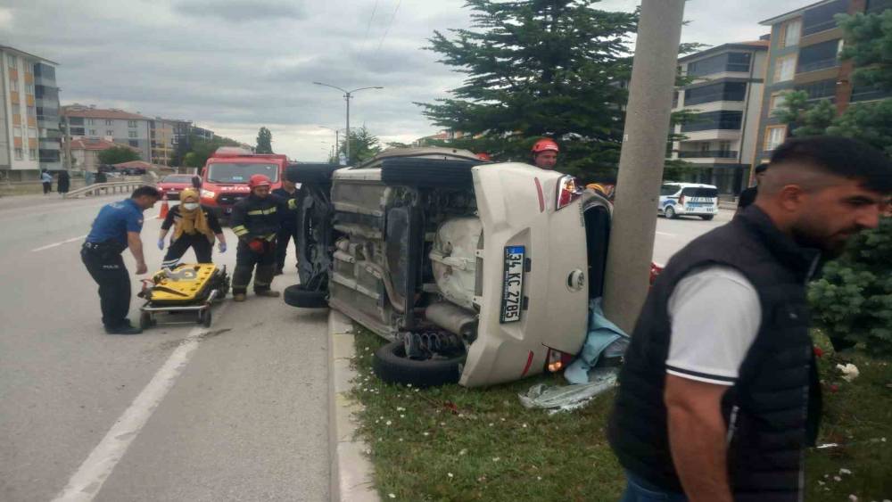 Kulu&rsquo;da otomobil ref&uuml;je &ccedil;ıkarak yan yattı: 1 yaralı
