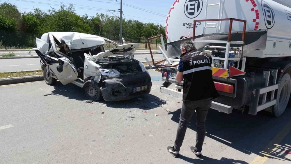 Malatya&rsquo;da su tankerine &ccedil;arpan aracın s&uuml;r&uuml;c&uuml;s&uuml; ağır yaralandı
