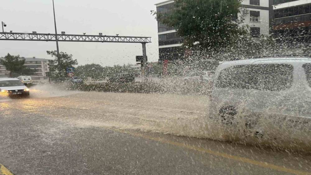 Denizli&rsquo;de şiddetli yağış trafiği fel&ccedil; etti
