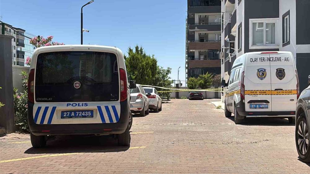 Kucağına aldığı &ccedil;ocuğuyla 8&rsquo;inci kattan atladı: Anne &ouml;ld&uuml;, &ccedil;ocuk ağır yaralandı
