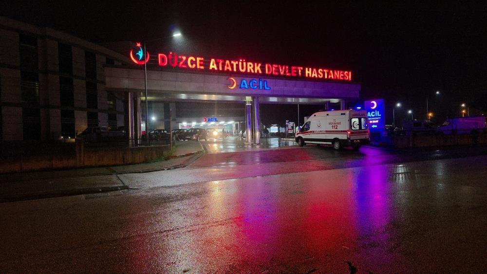 D&uuml;zce&rsquo;de tarım aracı devrildi: 3 yaralı
