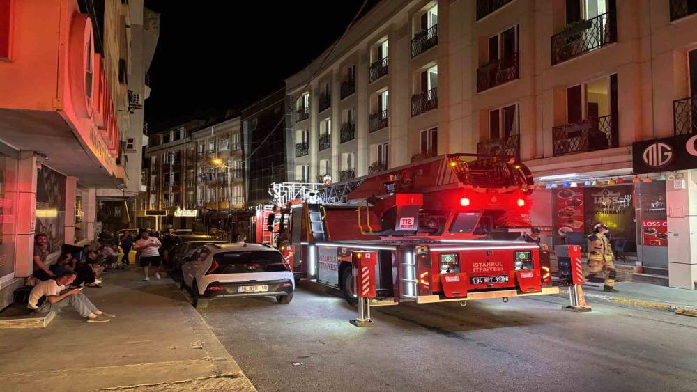Esenyurt&rsquo;ta otel yangını: &Ccedil;ok sayıda vatandaş mahsur kaldı
