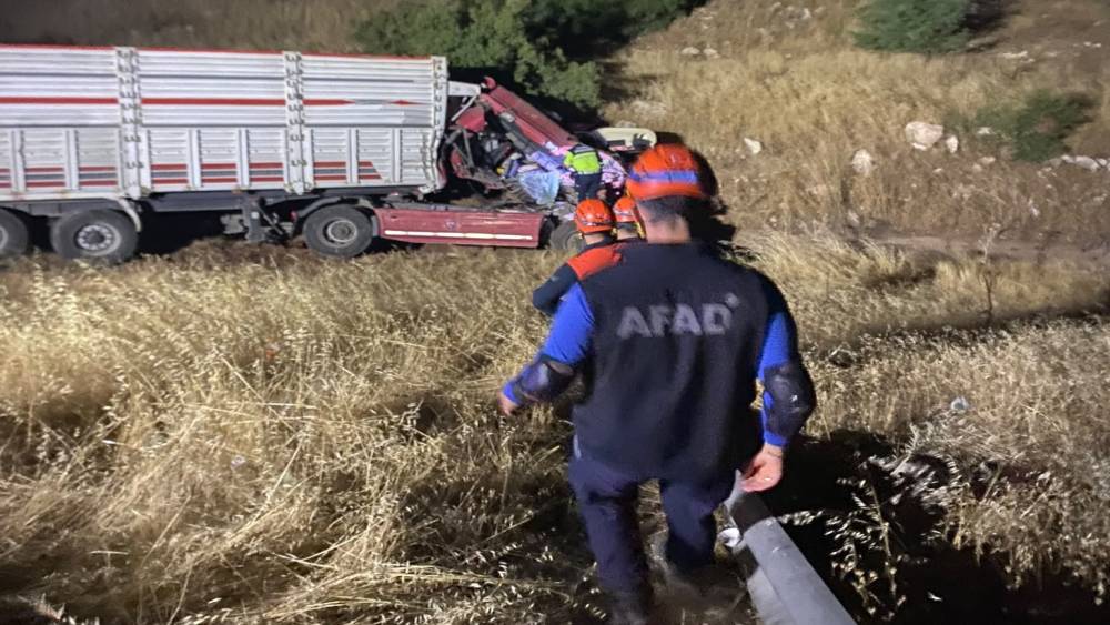Kahramanmaraş&rsquo;ta kamyon tıra arkadan &ccedil;arptı: 1 yaralı
