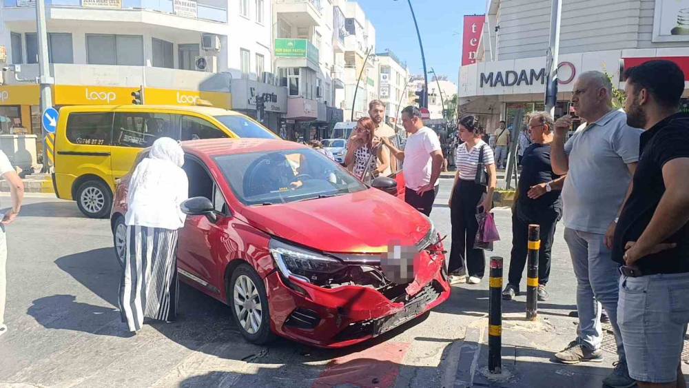 Kırmızı ışık ihlali yapan otomobil kamyonetle &ccedil;arpıştı
