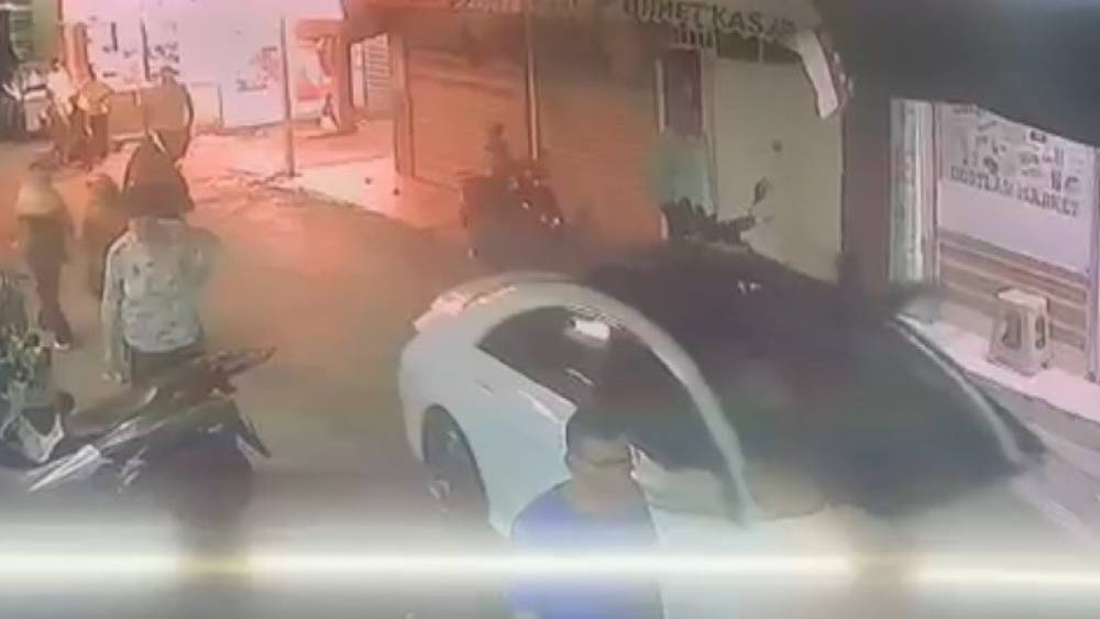 İzmir&rsquo;deki cinayetin g&uuml;venlik kamerası g&ouml;r&uuml;nt&uuml;leri ortaya &ccedil;ıktı
