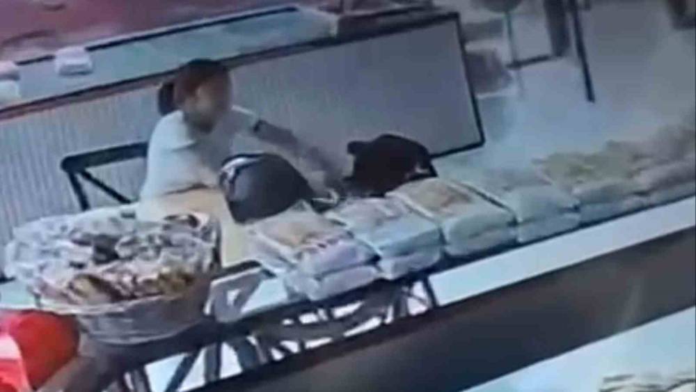 Fırında &rsquo;pes&rsquo; dedirten hırsızlık: &Ccedil;ayına şeker attı, şekerliği &ccedil;antasına sakladı
