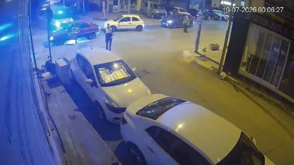 Kocaeli&rsquo;de otomobil motosikletle &ccedil;arpıştı: 1 yaralı
