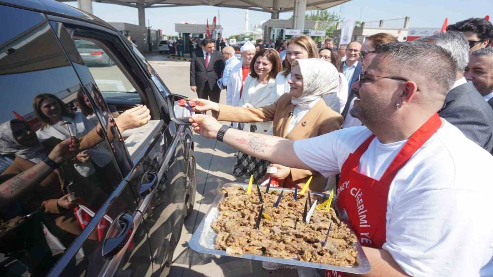 Bakan G&ouml;ktaş Kapıkule&rsquo;de gurbet&ccedil;ilerle kucaklaştı
