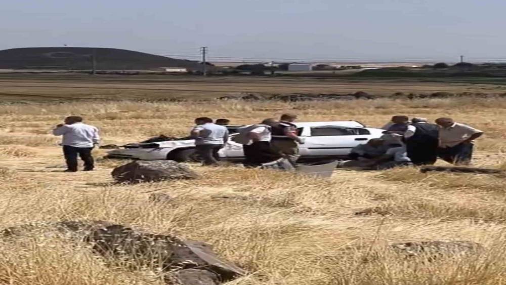 Şanlıurfa&rsquo;da şarampole devrilen otomobil takla attı: 2 yaralı
