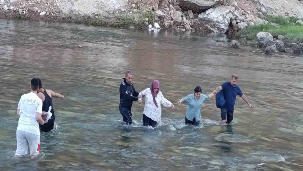 Kezer &Ccedil;ayı&rsquo;nda mahsur kalan 8 kişi kurtarıldı
