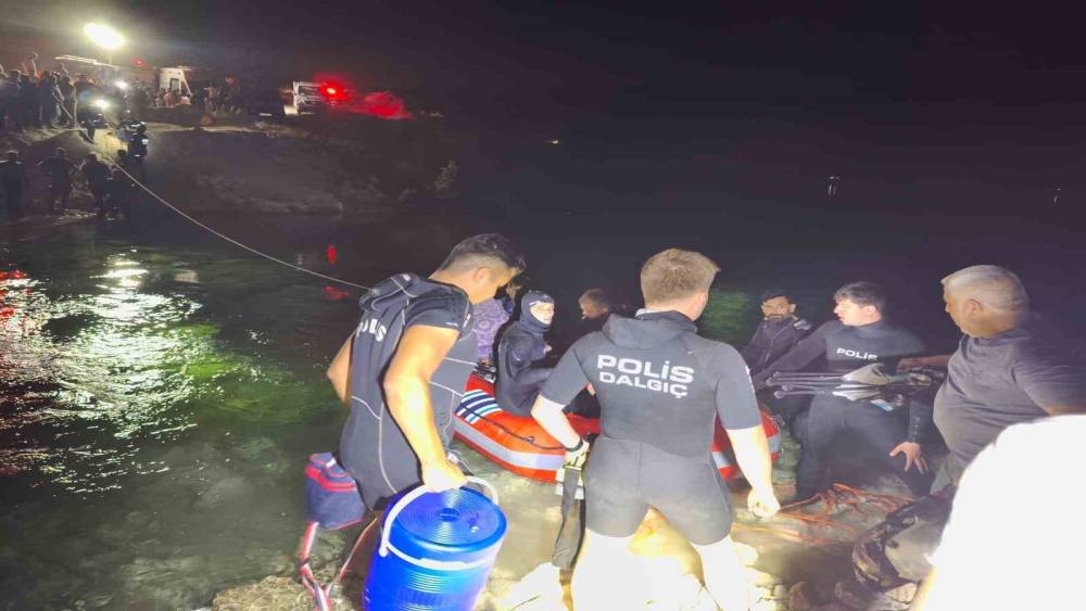 Fırat Nehri&rsquo;nde su seviyesinin y&uuml;kselmesi ile mahsur kalan 26 kişi kurtarıldı
