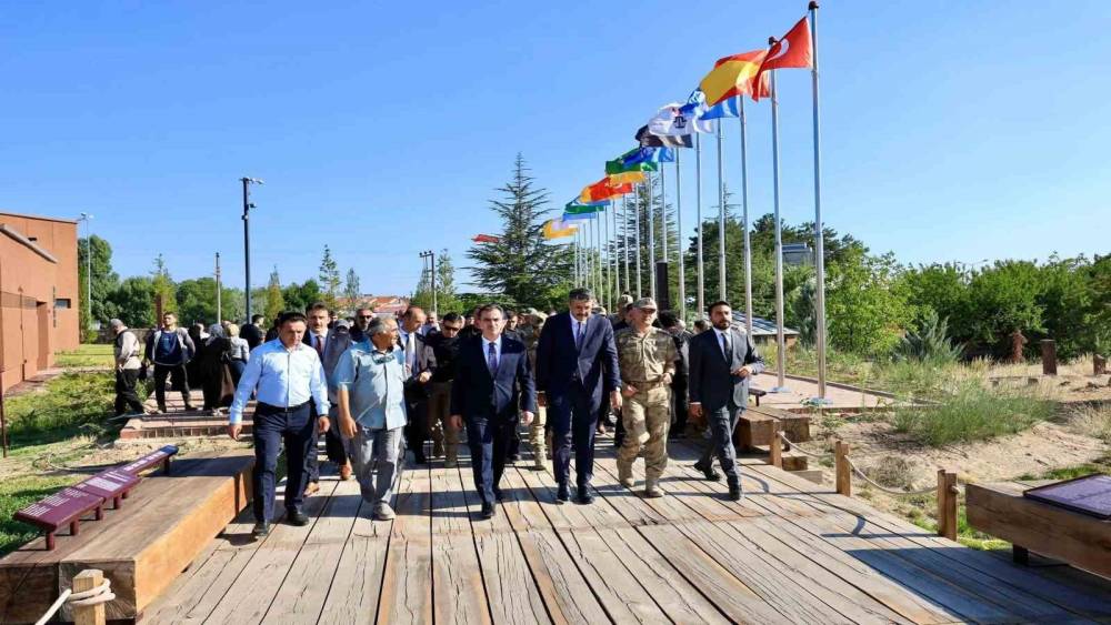 Bakan yardımcısı &Ccedil;elik, Ahlat&rsquo;ta incelemelerde bulundu
