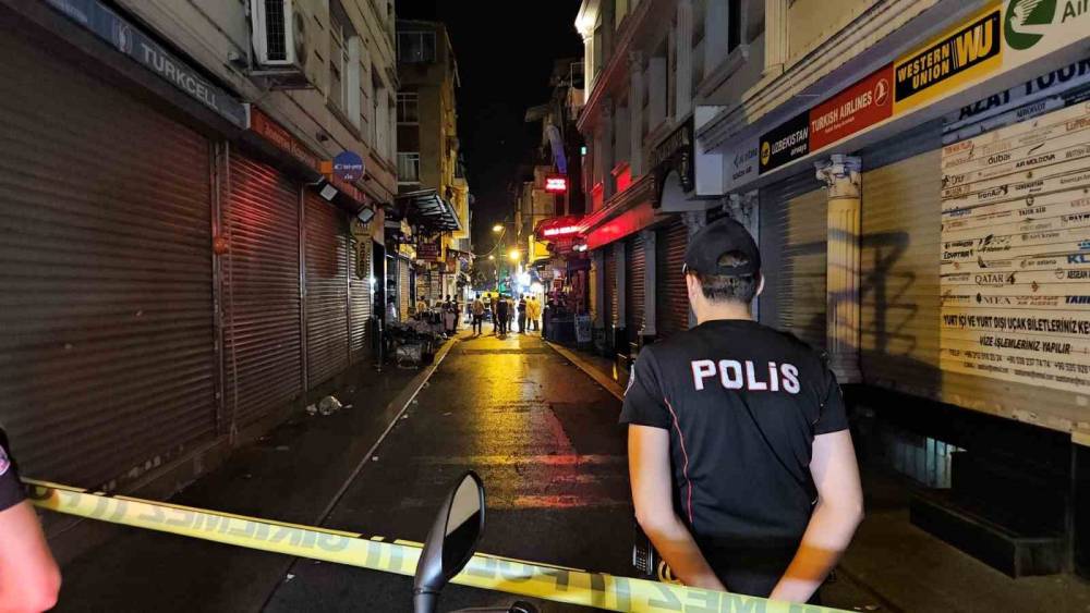 Fatih&rsquo;te esnaf kavgasında silahlar konuştu: 1 &ouml;l&uuml;, 1 yaralı
