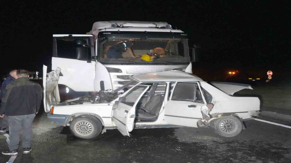 Kastamonu&rsquo;da tır ile otomobil &ccedil;arpıştı: Kazada s&uuml;r&uuml;c&uuml; ile eşi hayatını kaybetti
