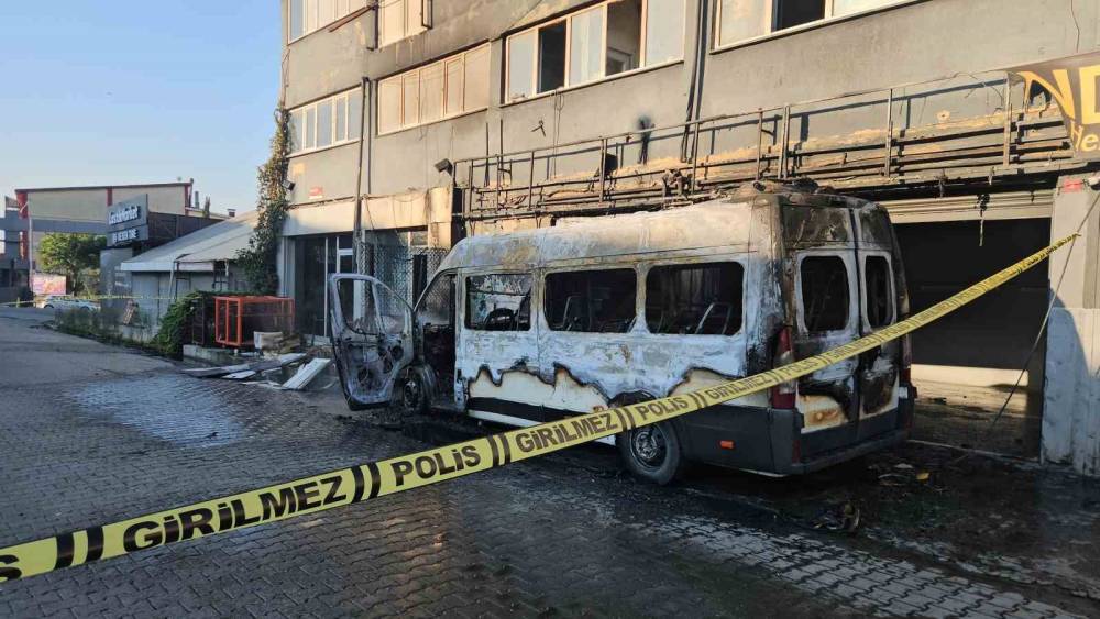 İkitelli&rsquo;de sanayi sitesinde minib&uuml;ste &ccedil;ıkan yangın d&uuml;kkana sı&ccedil;radı: Kundaklama ş&uuml;phesi &uuml;zerinde duruluyor
