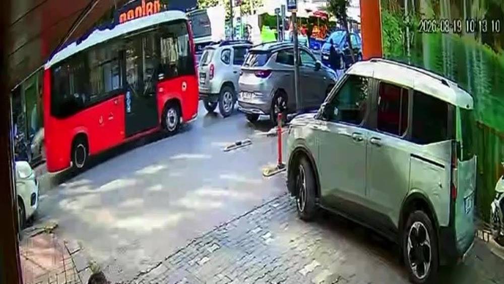 Bandırma&rsquo;da minib&uuml;s yayaya yol veren otomobile &ccedil;arptı
