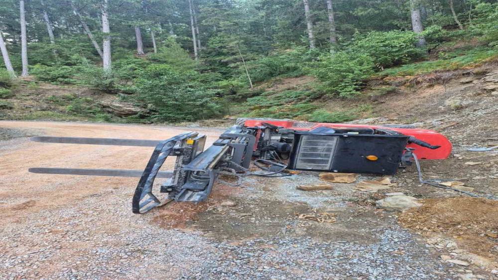 Gazipaşa&rsquo;da devrilen forkliftin altında kalan s&uuml;r&uuml;c&uuml; yaralandı
