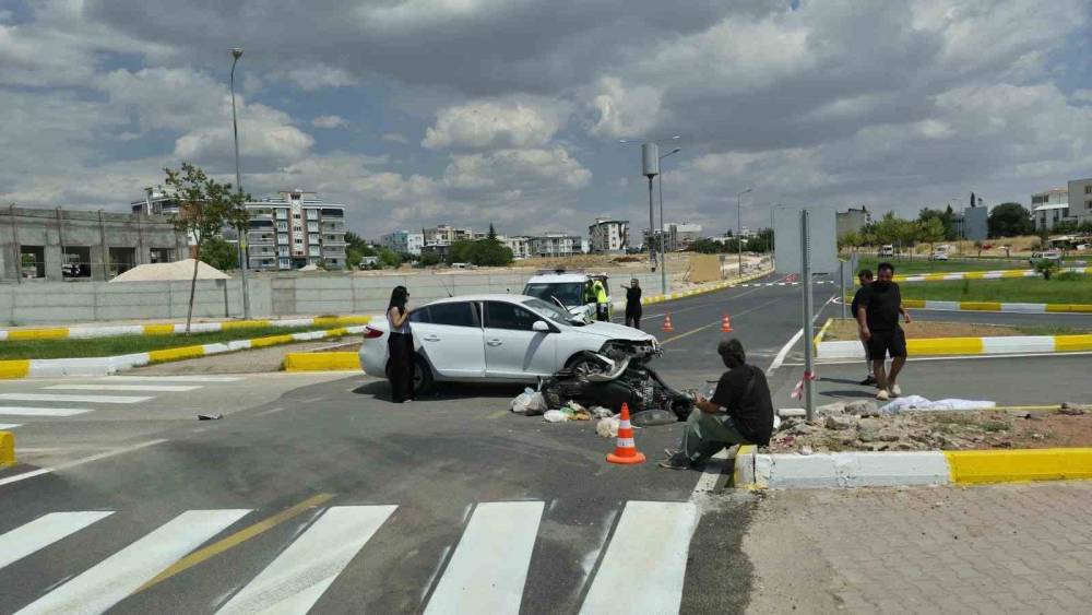 Otomobil ile motosiklet &ccedil;arpıştı: 1 yaralı
