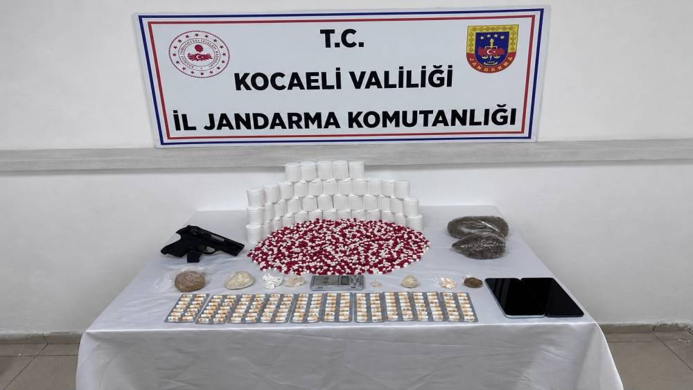 Jandarmadan torbacıya darbe: G&ouml;sterdiği her yerden uyuşturucu &ccedil;ıktı
