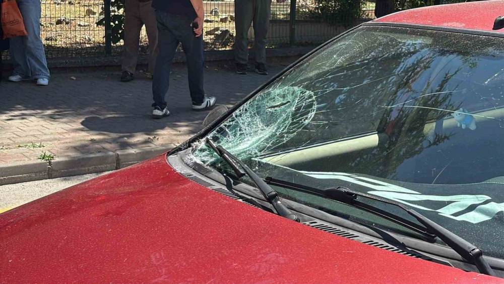 Bolu&rsquo;da yaya ge&ccedil;idinde otomobil yaşlı adama &ccedil;arptı: 1 yaralı
