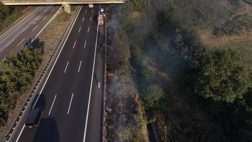 Otoyolda korkutan yangın: Yol kenarına atılan izmarit yangın &ccedil;ıkarttı
