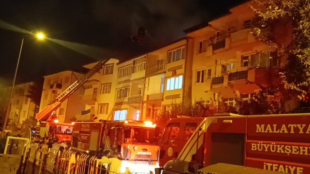 Malatya&rsquo;da 4 katlı binanın &ccedil;atısında yangın
