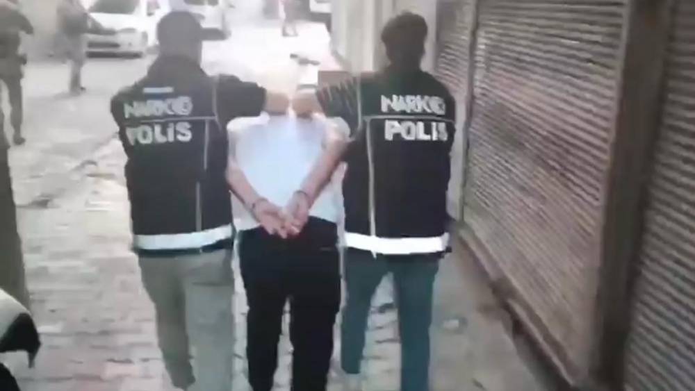 Diyarbakır&rsquo;da "sokaklar g&uuml;vende" operasyonunda 26 tutuklama
